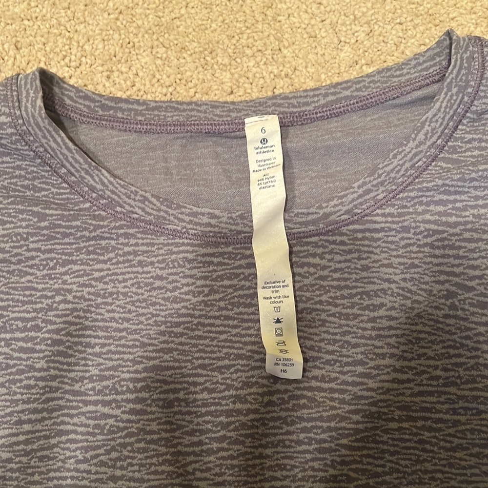 Lululemon gray patterned tee - Picture 3 of 3